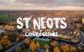 Whitehouse Holiday Lettings - Luxury Serviced Properties In St Neots, Little Paxton And Great Paxton